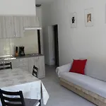 Laura\'S Apartment Facing The Garden