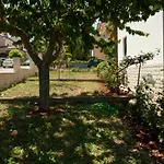 Laura\'S Apartment Facing The Garden
