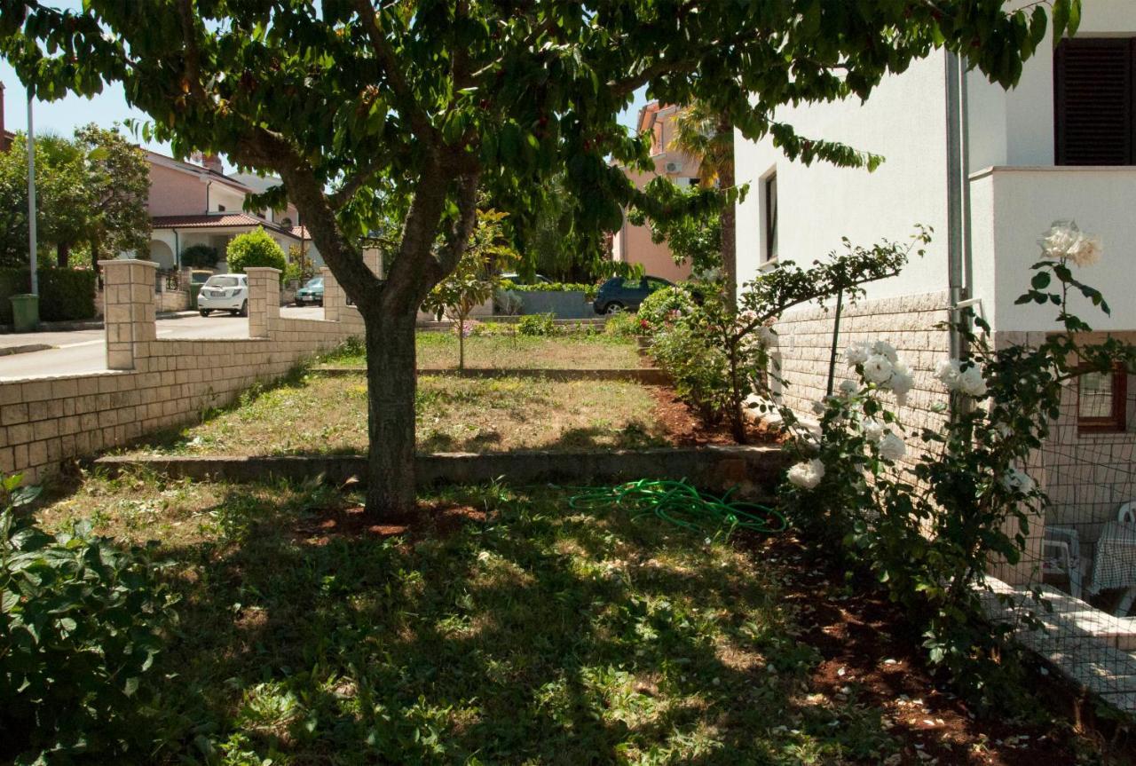 Laura's Facing The Garden *